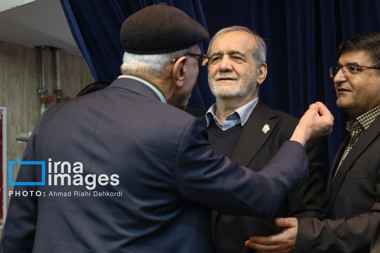 زبان بدن رئیس‌جمهور خبرساز شد+ تصاویر