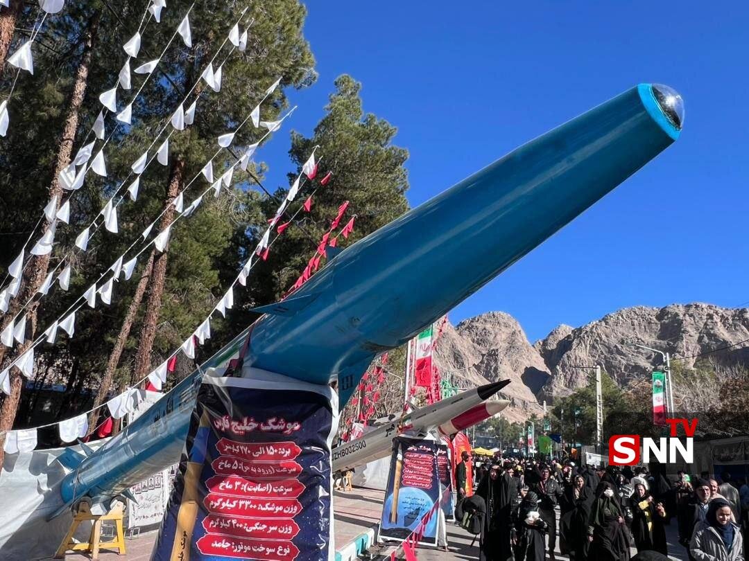 نمایش ماکت ناو و موشک‌های سپاه در مسیر منتهی به مزار شهید سلیمانی + تصاویر 5