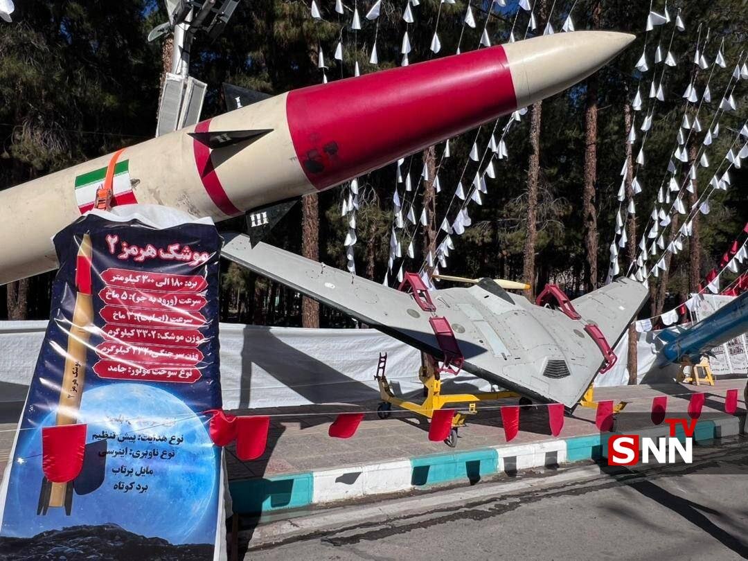 نمایش ماکت ناو و موشک‌های سپاه در مسیر منتهی به مزار شهید سلیمانی + تصاویر 4