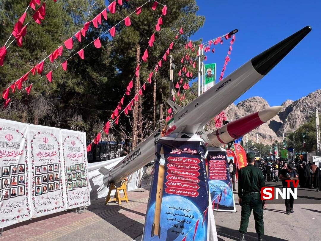 نمایش ماکت ناو و موشک‌های سپاه در مسیر منتهی به مزار شهید سلیمانی + تصاویر 3