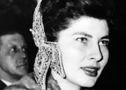 عکس/ ثریا اسفندیاری در کنار مادرش، بعد از طلاق؛ دهه ۴۰