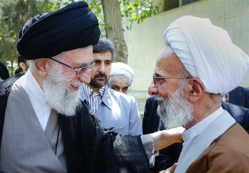 نظر رهبر انقلاب درباره علت تبلیغات دشمن علیه مصباح یزدی / آیت الله خامنه ای با چه مصادیقی مصباح یزدی را توصیف کردند؟