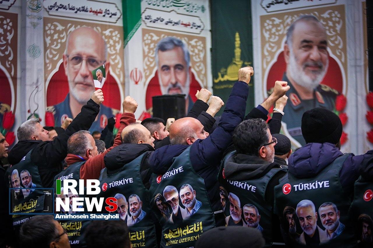 مراسم بزرگداشت سردار سلیمانی؛ از حضور پزشکیان و محسنی اژه ای تا حجاب متفاوت یک خانم در مراسم + تصاویر