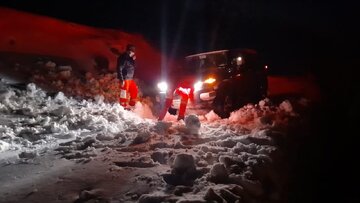 امدادرسانی به ۸۰ نفر گرفتار در برف و کولاک گردنه لبد بازفت شهرستان کوهرنگ