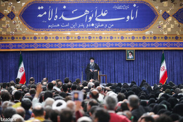 قائد الثورة الاسلامية : ينبغي أن لا نقف مكتوفي الأيدي أمام حرب العدو الناعمة.. بدعم الشعب سنُخضع العدو