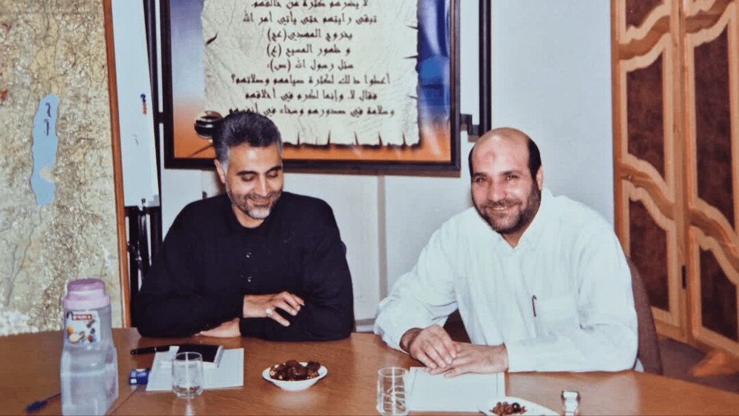 انتشار عکسی منتشر نشده از سردار سلیمانی در کنار همرزم قدیمی‌اش