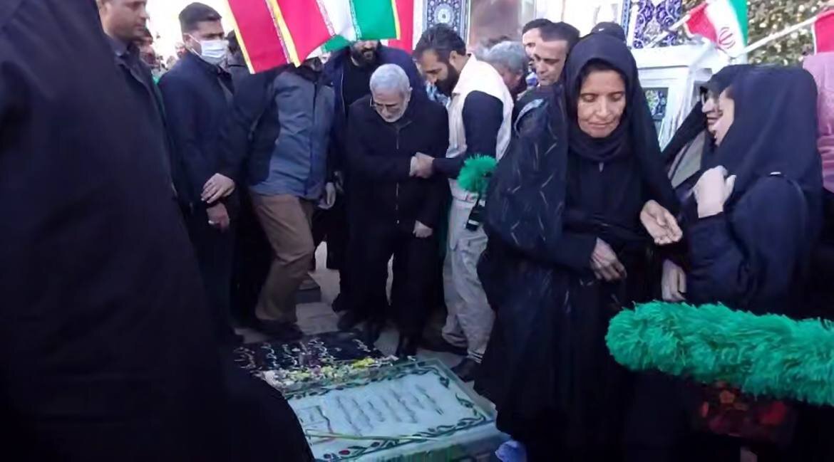 تصویری از فرمانده نیروی قدس بر مزار فرمانده شهید نیروی قدس