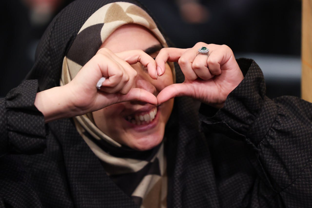 عکس | تصویری متفاوت در حاشیه دیدار امروز خانوادههای شهیدان اقتدار با رهبر انقلاب