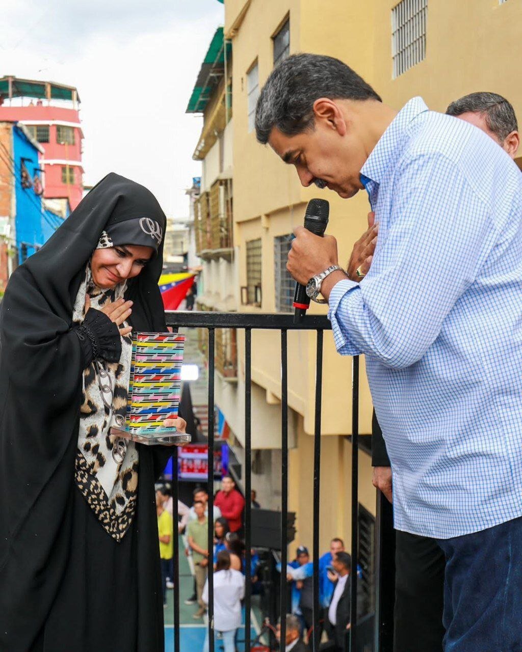 عکس | ادای احترام نیکولاس مادورو مقابل سحر امامی؛ لبخند مجری خبرساز شبکه خبر بعد از دریافت جوایز ویژه روزنامهنگاری!