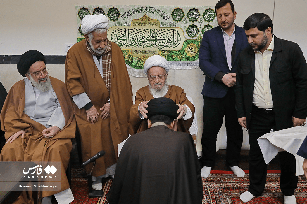 تصاویری از مراسم عمامه گذاری توسط دو مرجع تقلید/ احترام ویژه احمد خاتمی به آیت الله مکارم شیرازی