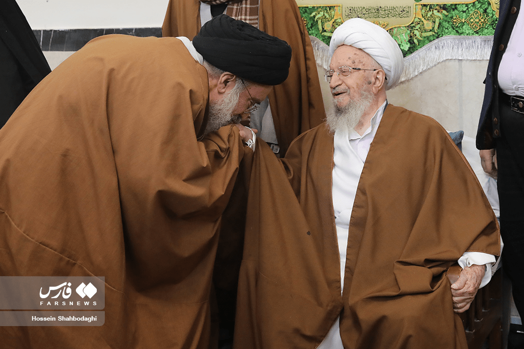 تصاویری از مراسم عمامه گذاری توسط دو مرجع تقلید/ احترام ویژه احمد خاتمی به آیت الله مکارم شیرازی
