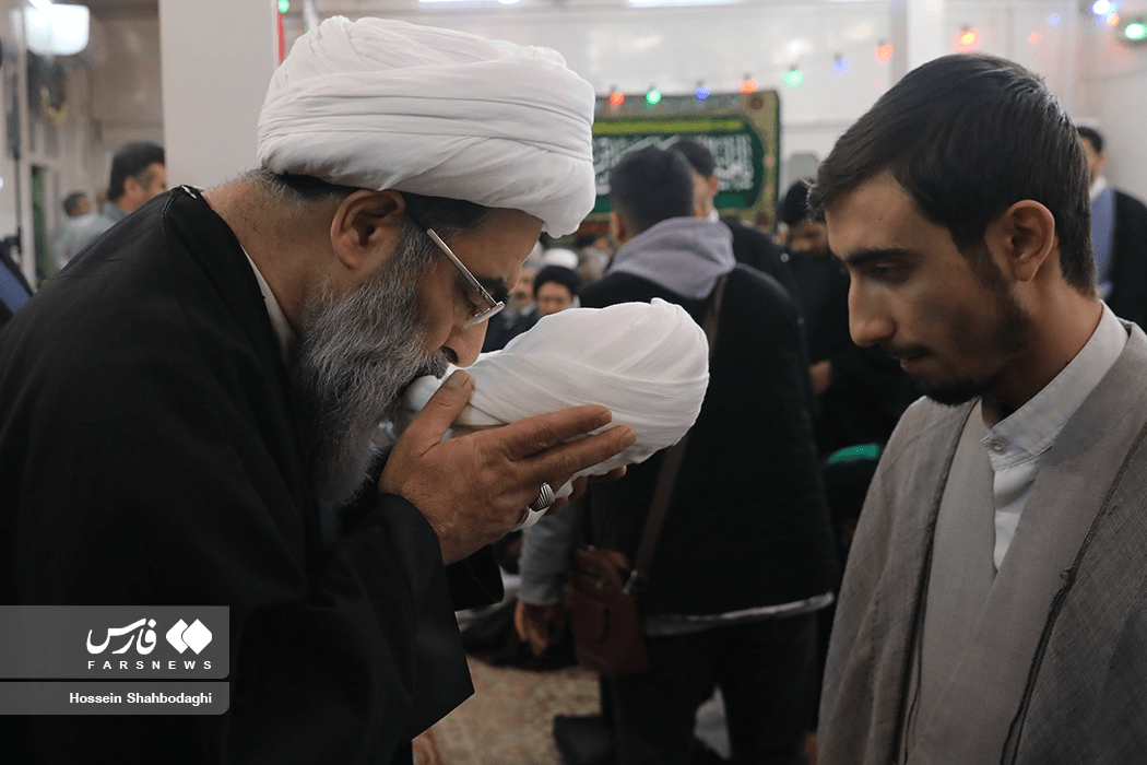 تصاویری از مراسم عمامه گذاری توسط دو مرجع تقلید/ احترام ویژه احمد خاتمی به آیت الله مکارم شیرازی