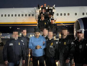 ببینید | اولین تصاویر از مادورو و همسرش در حال خروج از خودروی نظامی و انتقال به ستاد اداره مبارزه با مواد مخدر در نیویورک