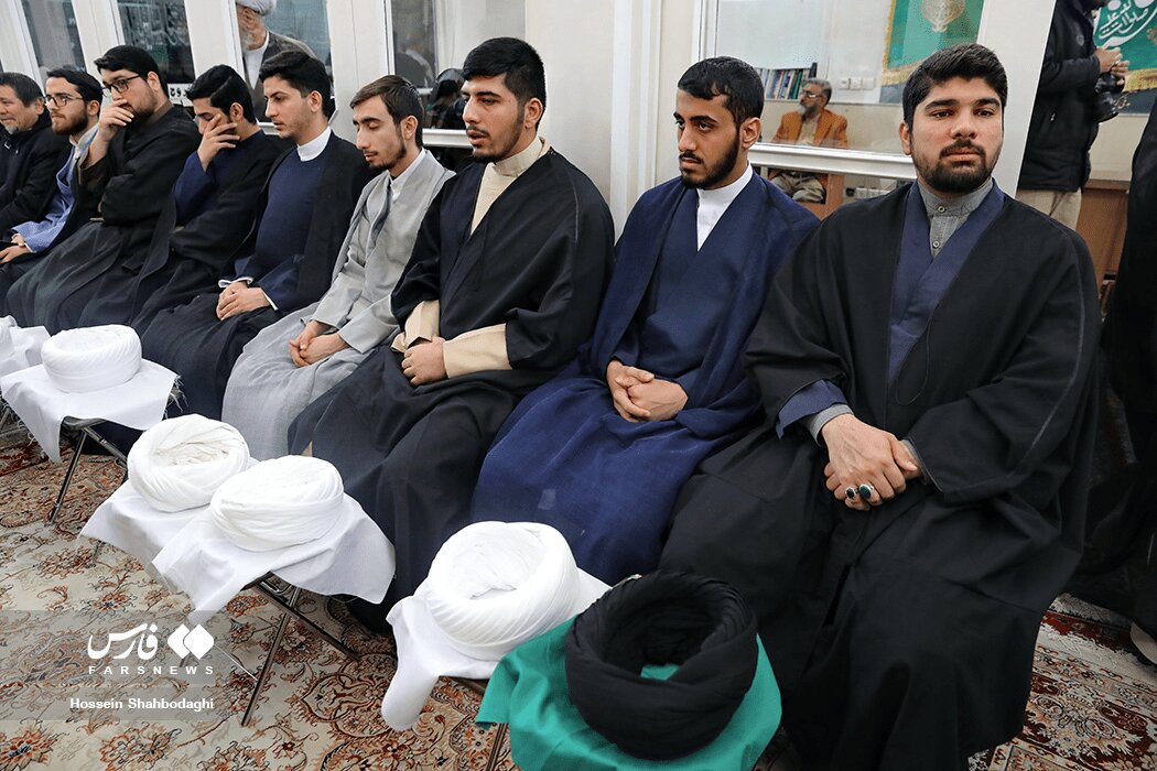 تصاویری از مراسم عمامه گذاری توسط دو مرجع تقلید/ احترام ویژه احمد خاتمی به آیت الله مکارم شیرازی