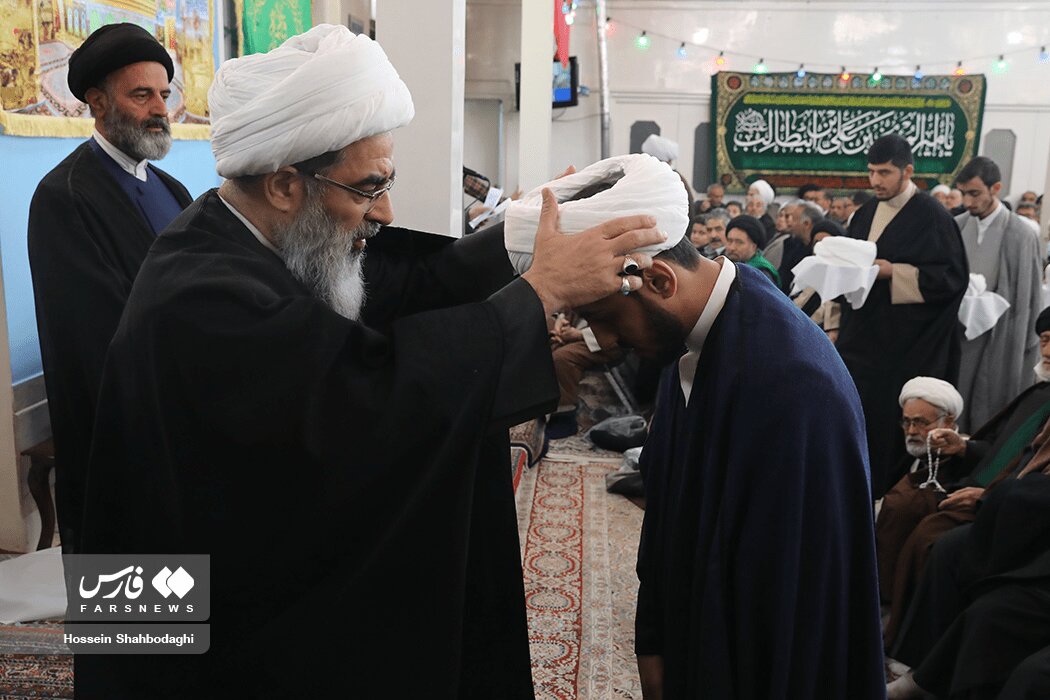 تصاویری از مراسم عمامه گذاری توسط دو مرجع تقلید/ احترام ویژه احمد خاتمی به آیت الله مکارم شیرازی
