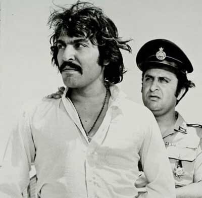 ناصر ملک‌مطیعی و ایرج قادری در پشت صحنه فیلم «نقره داغ»، سال ۱۳۵۰/ عکس