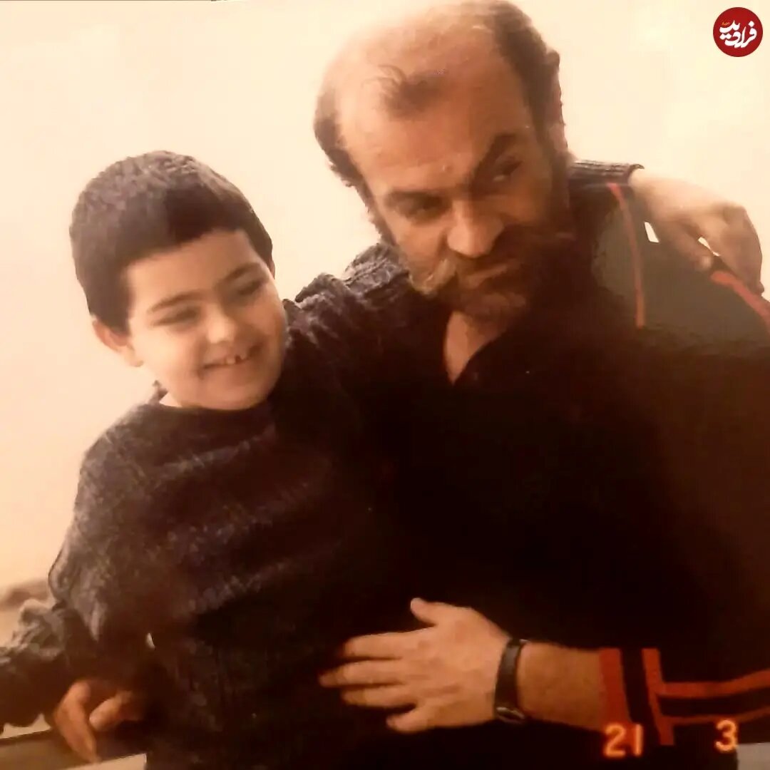 فتحعلی اویسی در ۴۰ سالگی در کنار پسرش در گیلان؛ سال ۱۳۶۴/ عکس