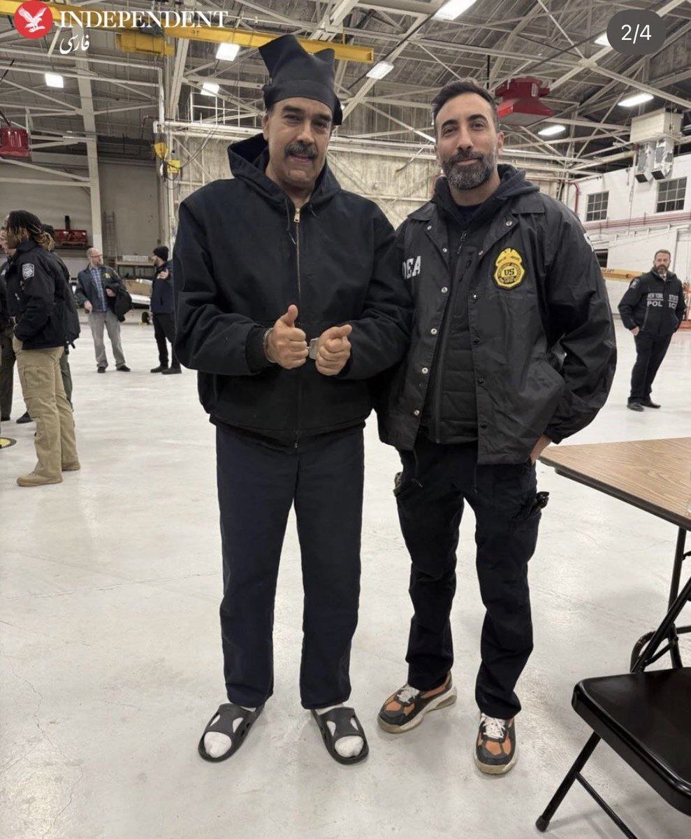 عکس | ژست عجیب مادورو در کنار مامور امنیتی در آمریکا پس از دستگیری