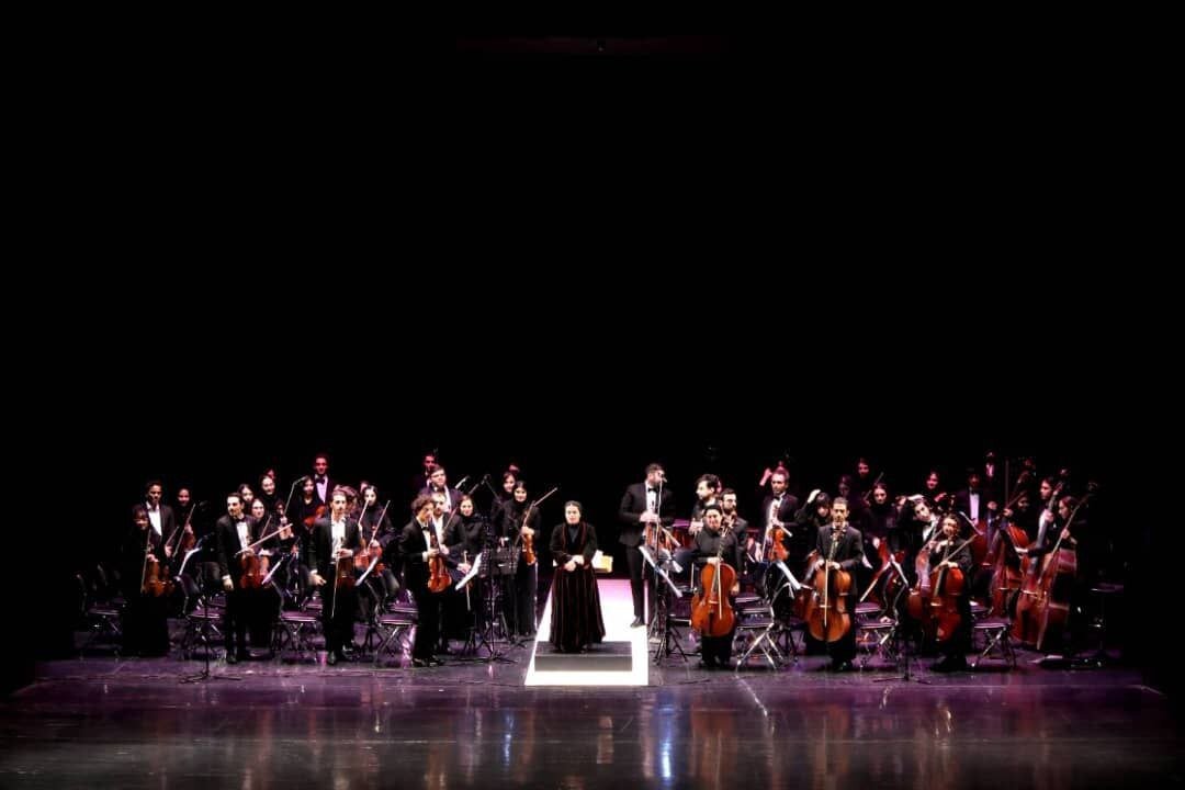 دیالوگ با رهبرِ زن/ پانیذ فریوسفی با ۴۸ نوازنده و ترکیبی از سازهای زهی و آرشه‌ای روی صحنه رفت