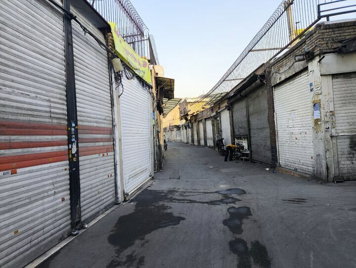 اوضاع و احوال بازارهای تهران به روایت ایسنا؛ فعالیت کسبه در خیابان جمهوری جریان داشت اما اکثر کسبه و مغازه های بازار بزرگ تهران بسته بودند + عکس 3