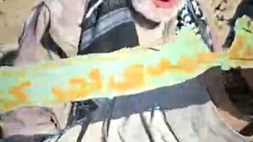 تفحص پیکر شهید با سربند «یامهدی ادرکنی» در شلمچه