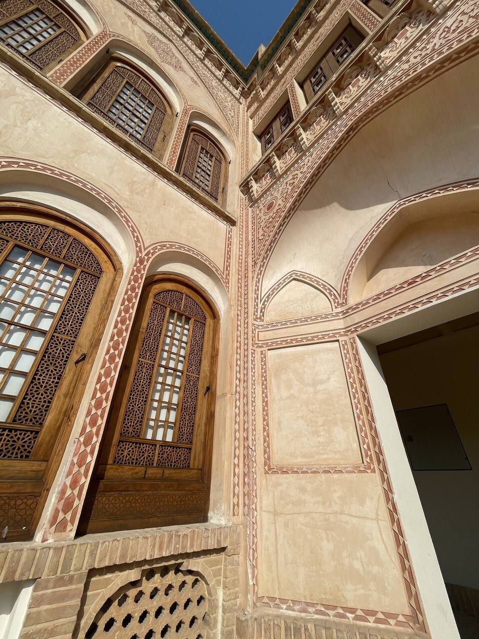 «حکایت» ۳۵ هنرمند روی دیوارهای گالری خورشید