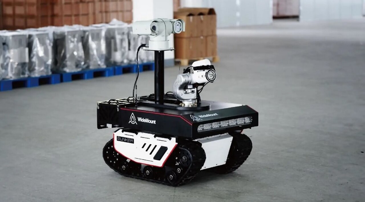 ربات آتشنشان که تصمیم میگیرد چگونه آتش را خاموش کند