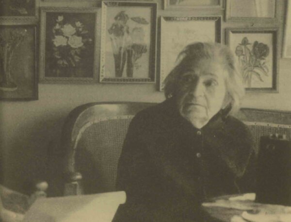 به موجب قانون «جواز سفر» زنهای ایرانی حق مسافرت کردن از یک شهر به شهر دیگر را در داخل کشور نداشتند!