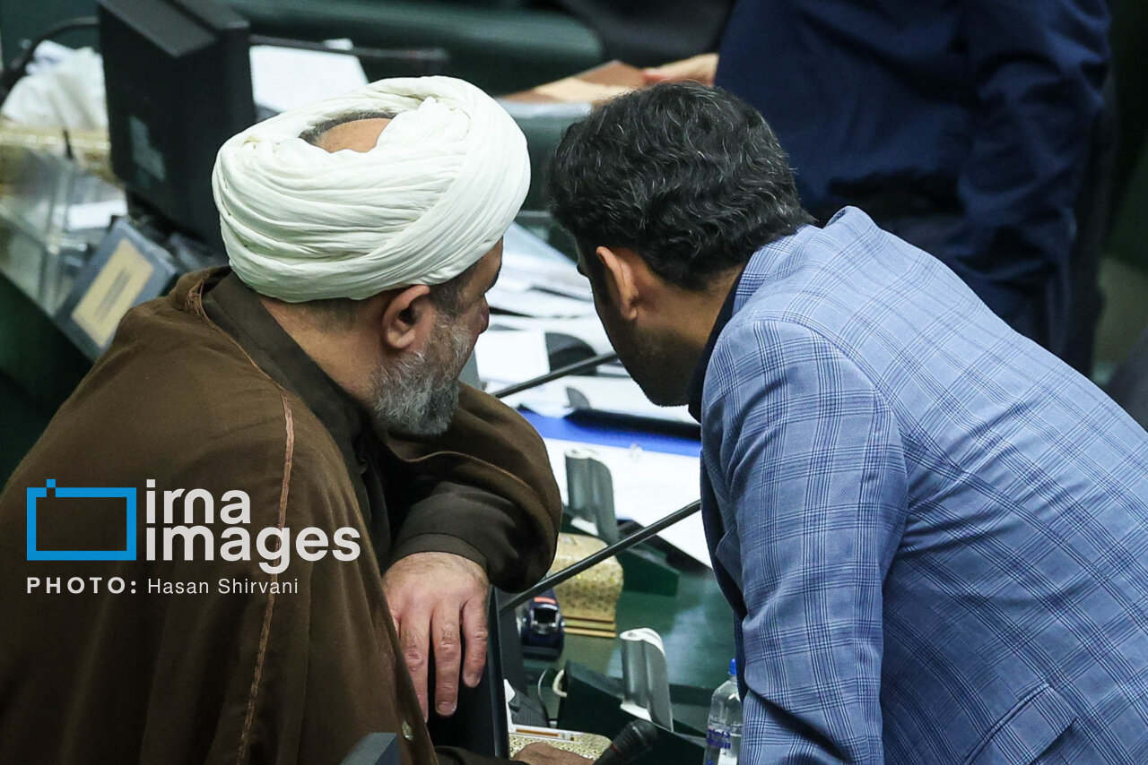 حرفهای درگوشی نمایندگان مجلس/ تصاویر عجیب از فضای جلسه علنی بهارستان + عکس