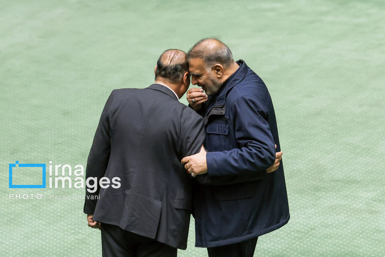 حرفهای درگوشی نمایندگان مجلس/ تصاویر عجیب از فضای جلسه علنی بهارستان + عکس