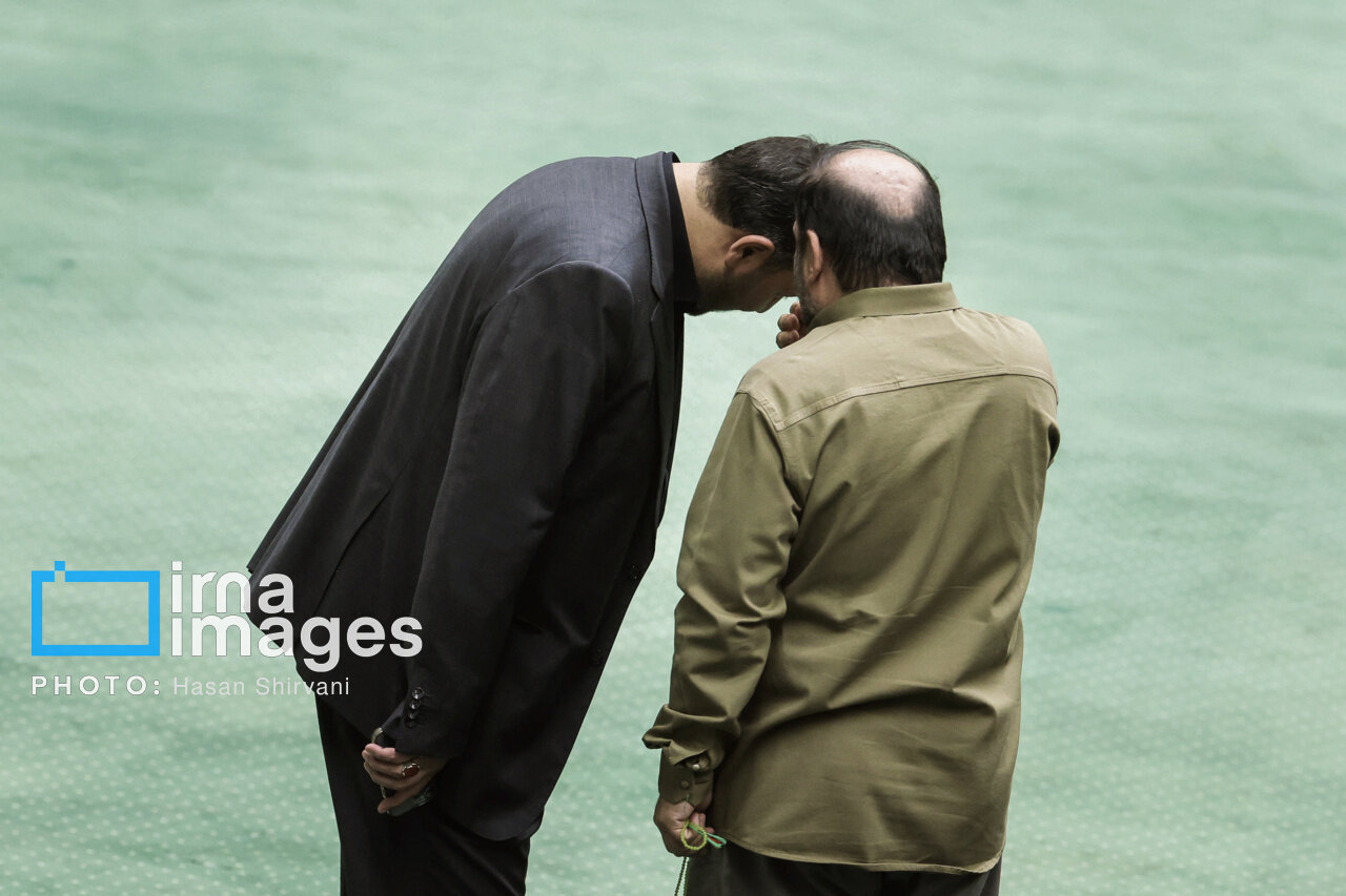 حرفهای درگوشی نمایندگان مجلس/ تصاویر عجیب از فضای جلسه علنی بهارستان + عکس