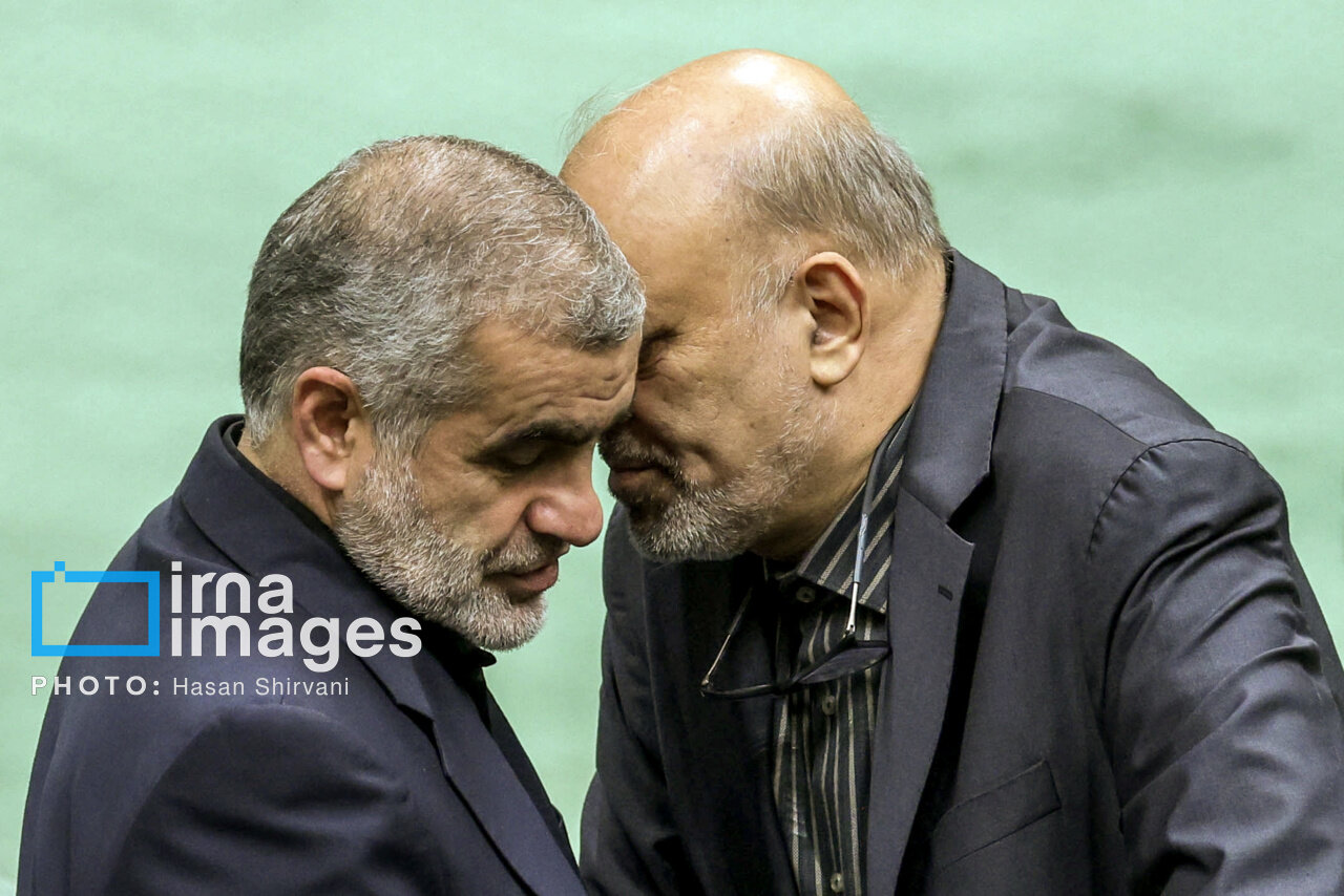 حرفهای درگوشی نمایندگان مجلس/ تصاویر عجیب از فضای جلسه علنی بهارستان + عکس