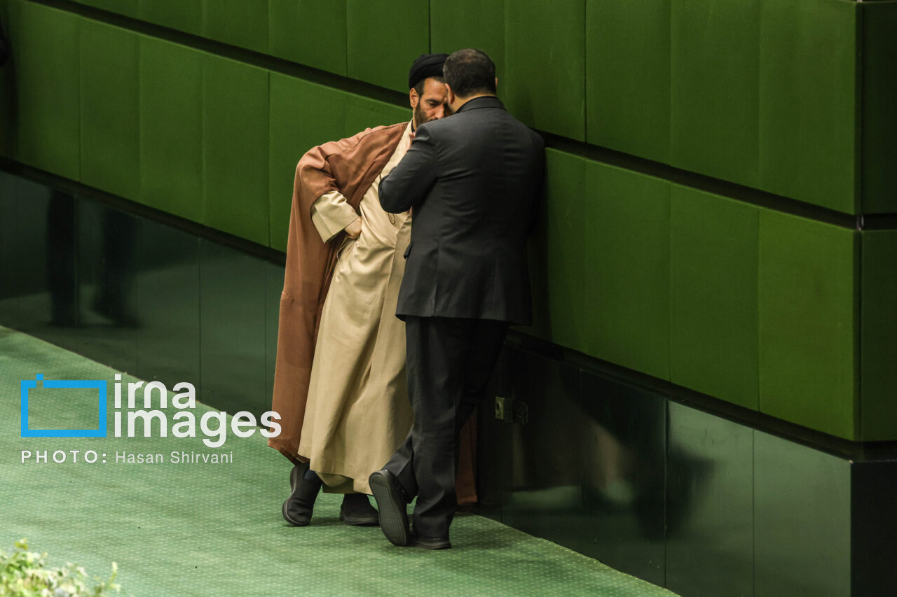 حرفهای درگوشی نمایندگان مجلس/ تصاویر عجیب از فضای جلسه علنی بهارستان + عکس