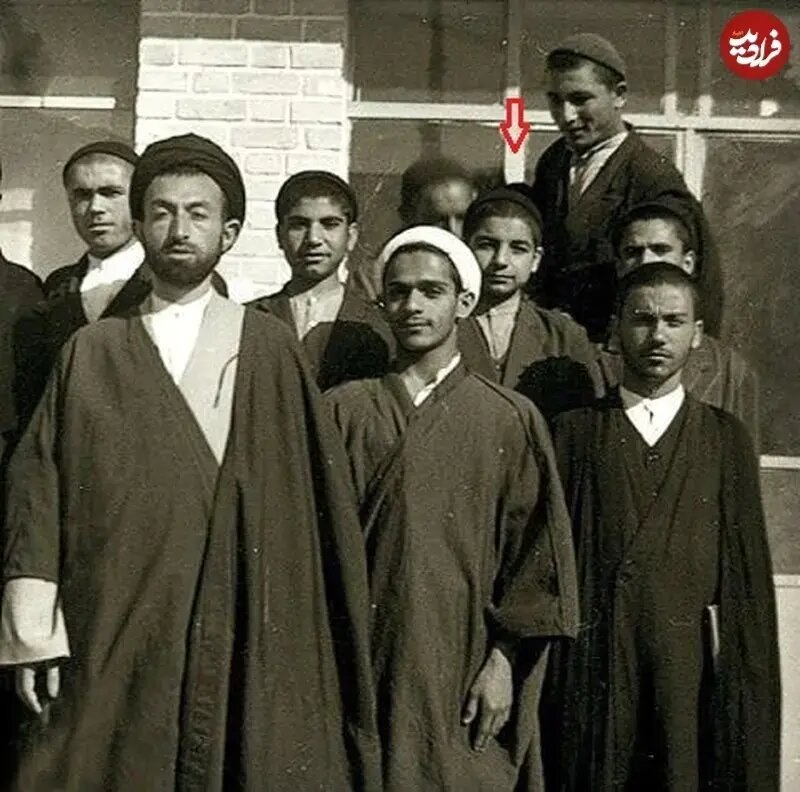 عکس | تصویری از ۱۴ سالگی حسن روحانی در کنار شهید بهشتی جوان در مدرسه