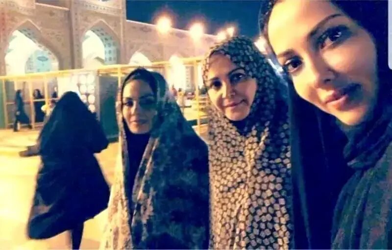عکس | تصویری از لیلا اوتادی و سارا خوئینیها با چادر در حرم امام رضا (ع)