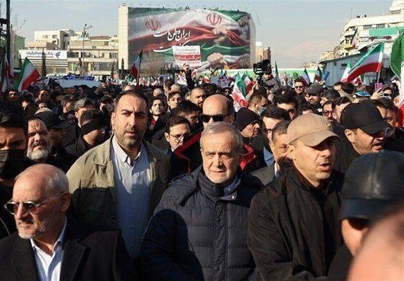 پزشکیان با کاپشن جدید به راهپیمایی رفت + عکس
