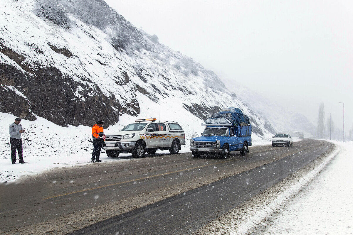 برف و باران در جاده‌های ۲۰ استان