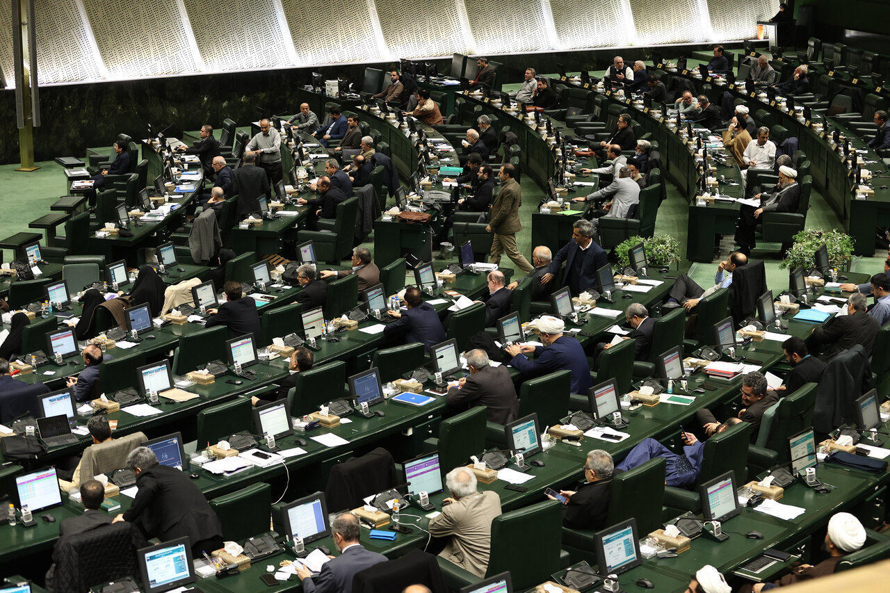 تصویر خبر: زنگنه: معافیت‌های مالیاتی با عدالت همخوانی ندارد/ لاهوتی: معافیت‌های مالیاتی به‌نفع حقوق‌بگیران است/مخالفان و موافقان مباحث مالیاتی در بودجه چه گفتند؟ - خبرآنلاین