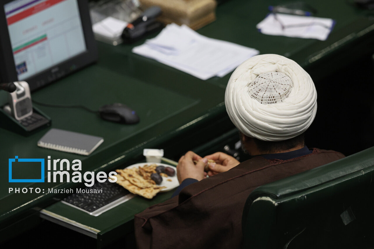 از خوردن نان و خرما در صحن تا دم کردن چای کیسه ای در بهارستان / عکس هایی از بوسه بر پیشانی قالیاف و حجاب متفاوت در صحن سبز