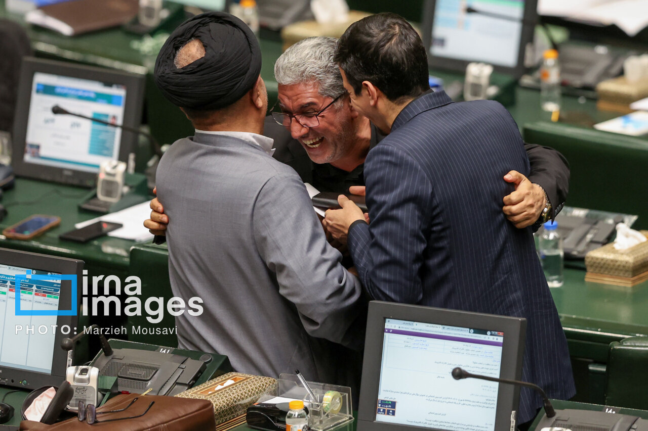 از خوردن نان و خرما در صحن تا دم کردن چای کیسه ای در بهارستان / عکس هایی از بوسه بر پیشانی قالیاف و حجاب متفاوت در صحن سبز