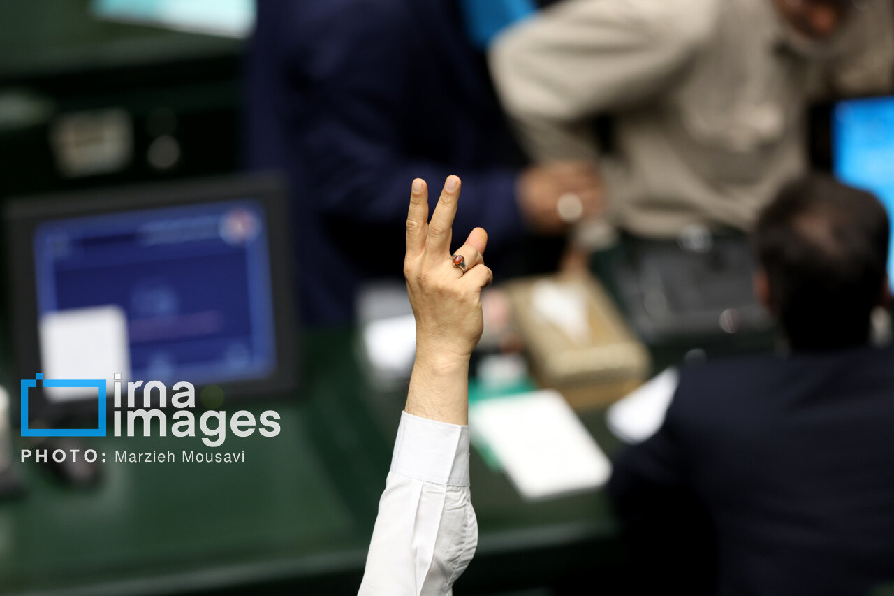 از خوردن نان و خرما در صحن تا دم کردن چای کیسه ای در بهارستان / عکس هایی از بوسه بر پیشانی قالیاف و حجاب متفاوت در صحن سبز