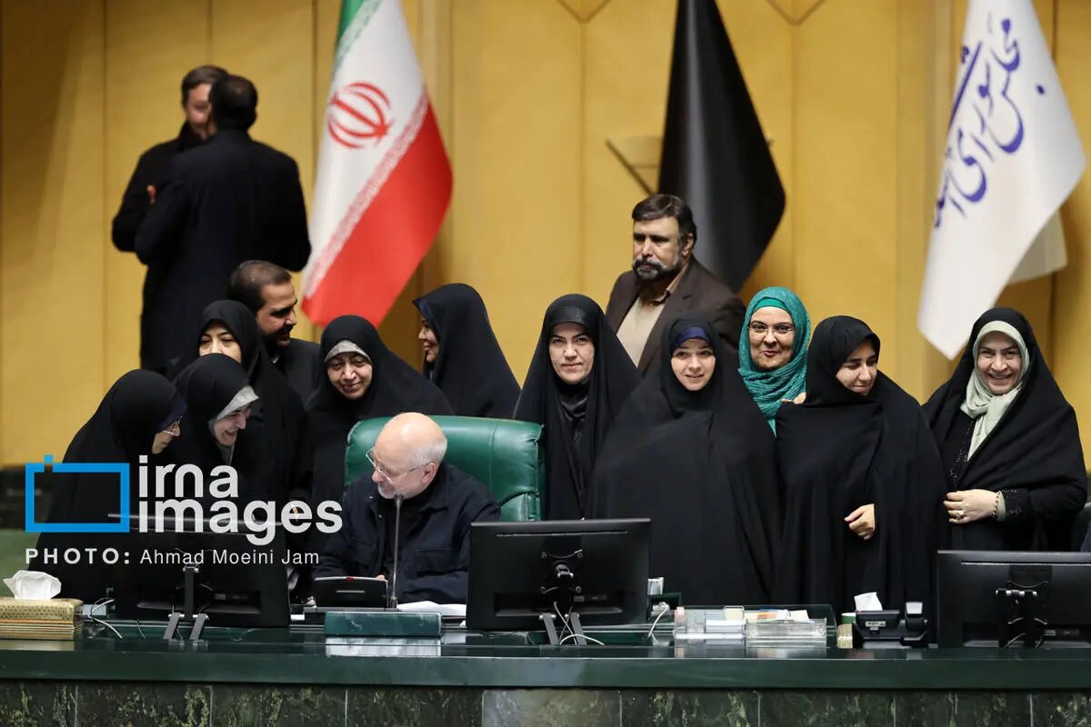 قالیباف در حلقه نمایندگان زن مجلس+ عکس
