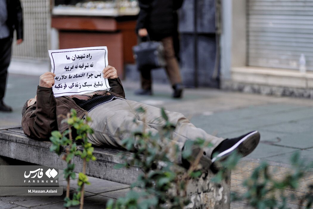 از خوابیدن در کف خیابان تا پوشیدن کفن/ تصاویر فارس و ایرنا از حواشی مراسم تشییع شهدای حوادث اخیر