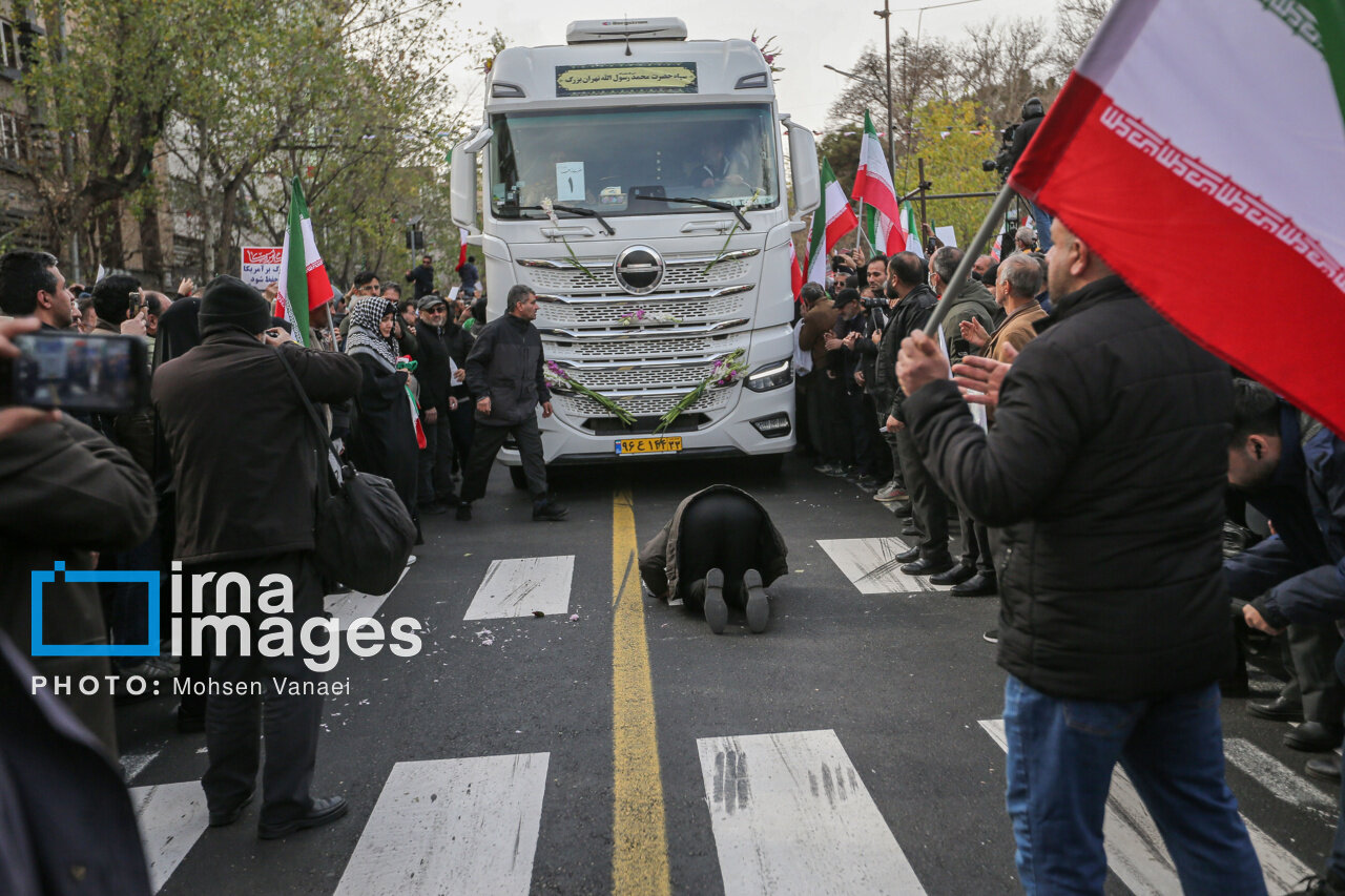 از خوابیدن در کف خیابان تا پوشیدن کفن/ تصاویر فارس و ایرنا از حواشی مراسم تشییع شهدای حوادث اخیر