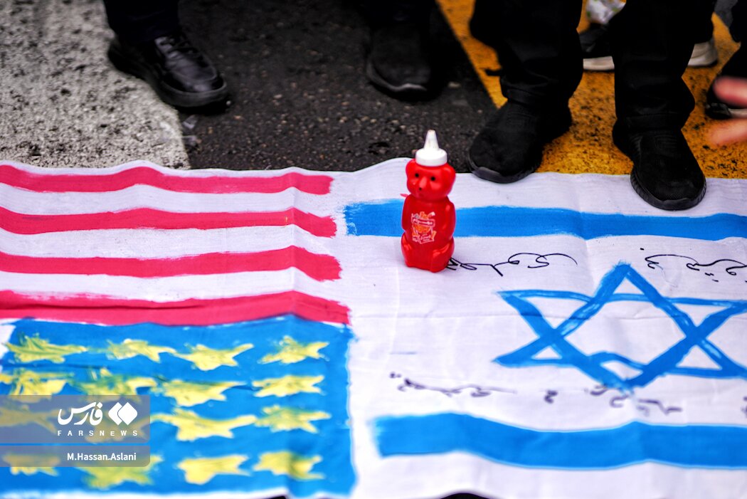 از خوابیدن در کف خیابان تا پوشیدن کفن/ تصاویر فارس و ایرنا از حواشی مراسم تشییع شهدای حوادث اخیر