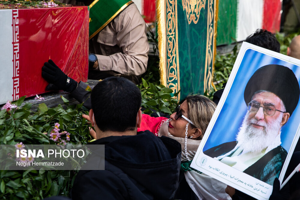 از خوابیدن در کف خیابان تا پوشیدن کفن/ تصاویر فارس و ایرنا از حواشی مراسم تشییع شهدای حوادث اخیر