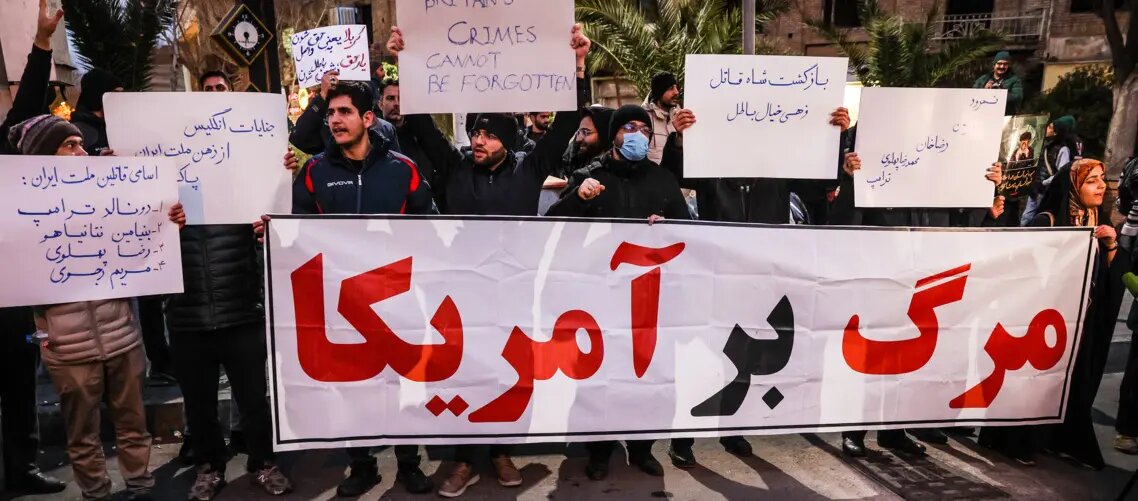 پلاکارد و شعارهای تجمعکنندگان مقابل سفارت انگلیس + عکس