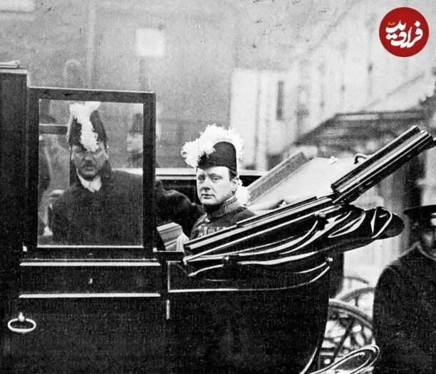 عکس/ «چرچیل» سوار بر کالسکه در حال خروج از کاخ باکینگهام؛ سال ۱۲۸۹