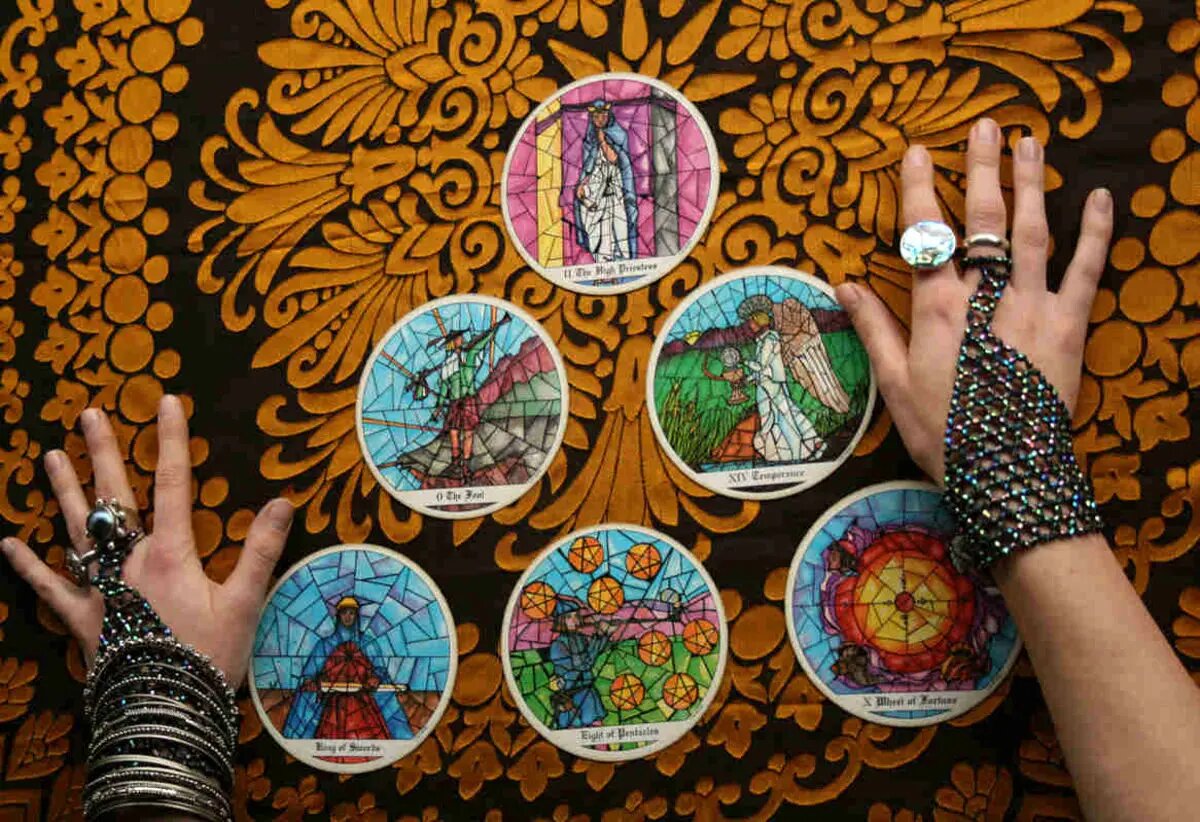 زن جادوگر 8 میلیارد تومان از جوانی گرفت تا او را به معشوقش برساند، اما این امر محقق نشد؛ رمال به دو سال حبس محکوم شد. زن جادوگر 8 میلیارد تومان از جوانی گرفت تا او را به معشوقش برساند، اما این امر محقق نشد؛ رمال به دو سال حبس محکوم شد.