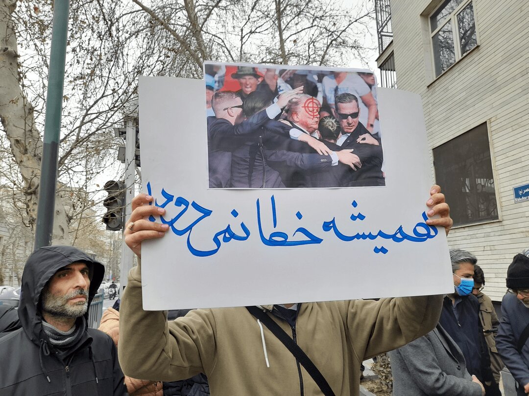 گزارش تصویری از تجمع دانشجویان با شعار «مجرمان را رها نخواهیم کرد» مقابل قوه قضائیه + عکس